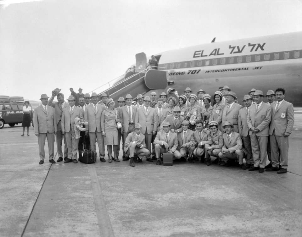 Vertrek Nederlandse deelnemers naar Maccabiade in Tel Aviv de hele ploeg voor he, Bestanddeelnr 918-0905