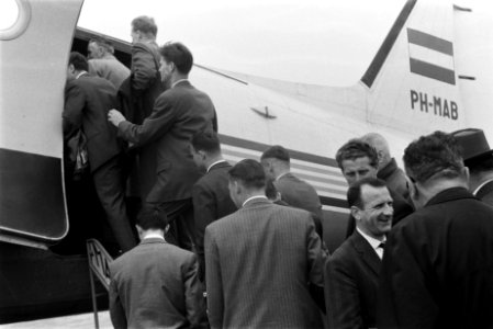 Vertrek Nederland elftal van Schiphol naar Zurich, Bestanddeelnr 911-2625