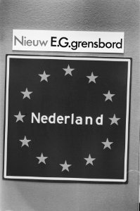 Verkeersbeurs Intertraffic88 in RAI in Amsterdam nieuw EG grensbord, Bestanddeelnr 934-2365