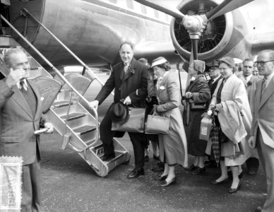 Vertrek minister Juna en echtgenote naar Saer conferent Londen (Schiphol), Bestanddeelnr 907-9489