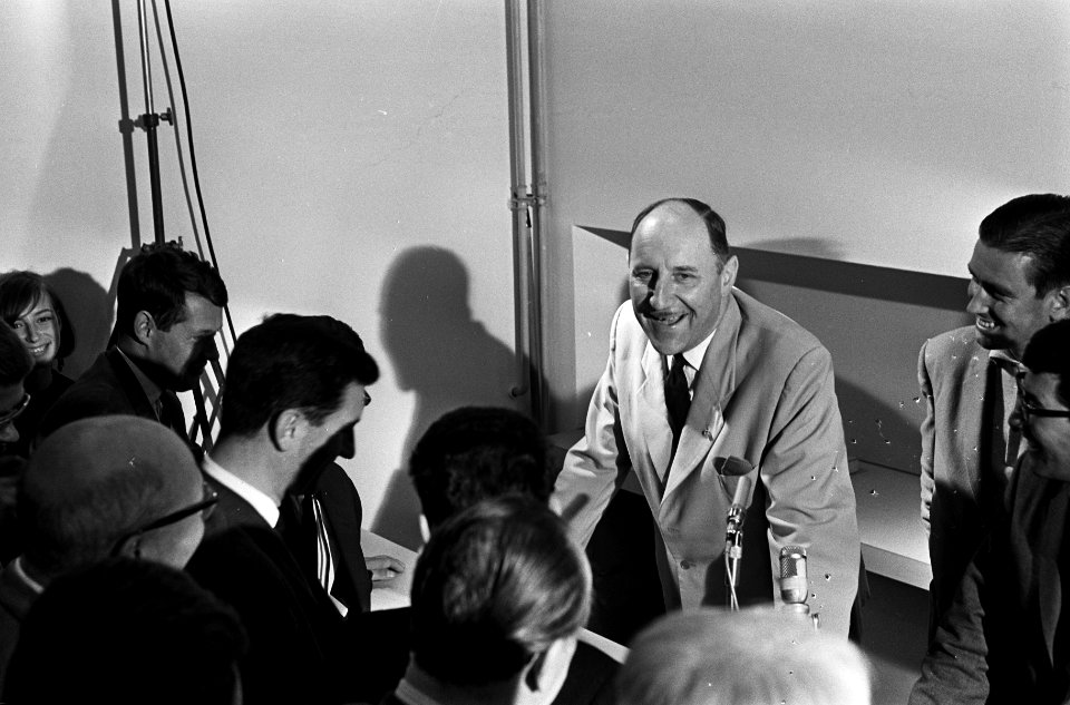 Vertrek minister Luns naar Indonesie, hier tijdens persconferentie op Schiphol, Bestanddeelnr 916-6778