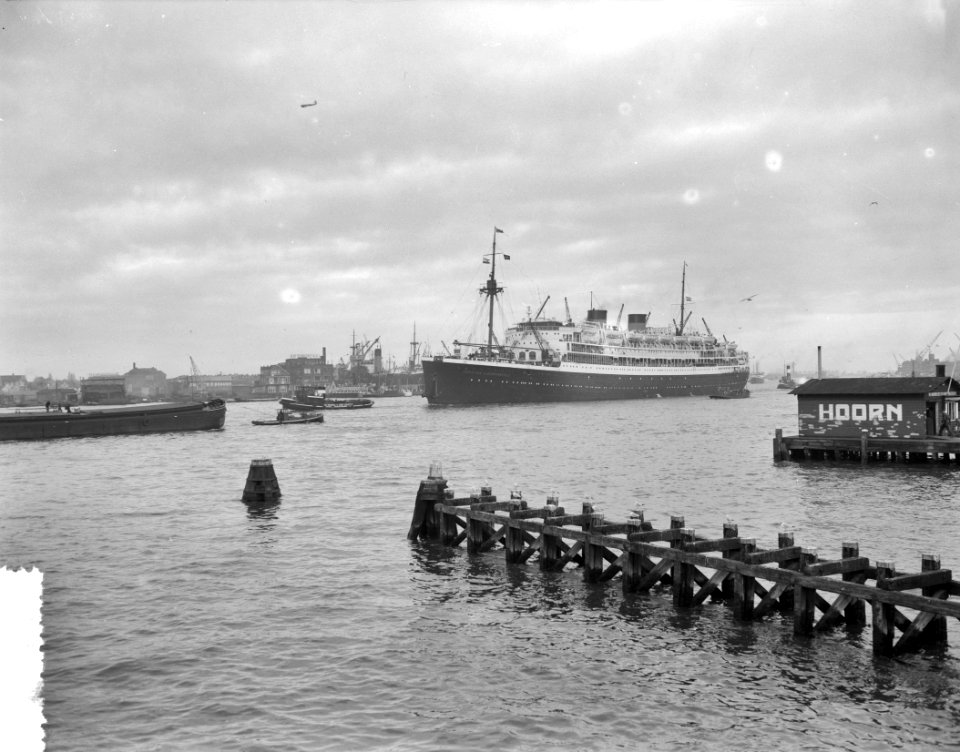 Vertrek Ms. Johan van OLdenbarneveldt met elfhonderd emigranten uit Amsterdam , Bestanddeelnr 908-1175