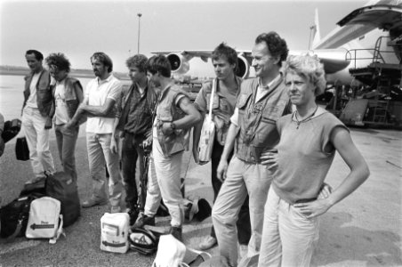 Vertrek Mount Everest Expeditie vanaf Schiphol Bart Vos , Edmund Ofner , Han Ti, Bestanddeelnr 933-0432