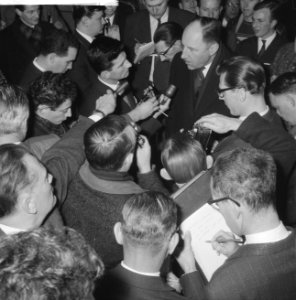 Vertrek minister Luns naar Amerika. Persconferentie op Schiphol, Bestanddeelnr 913-5842