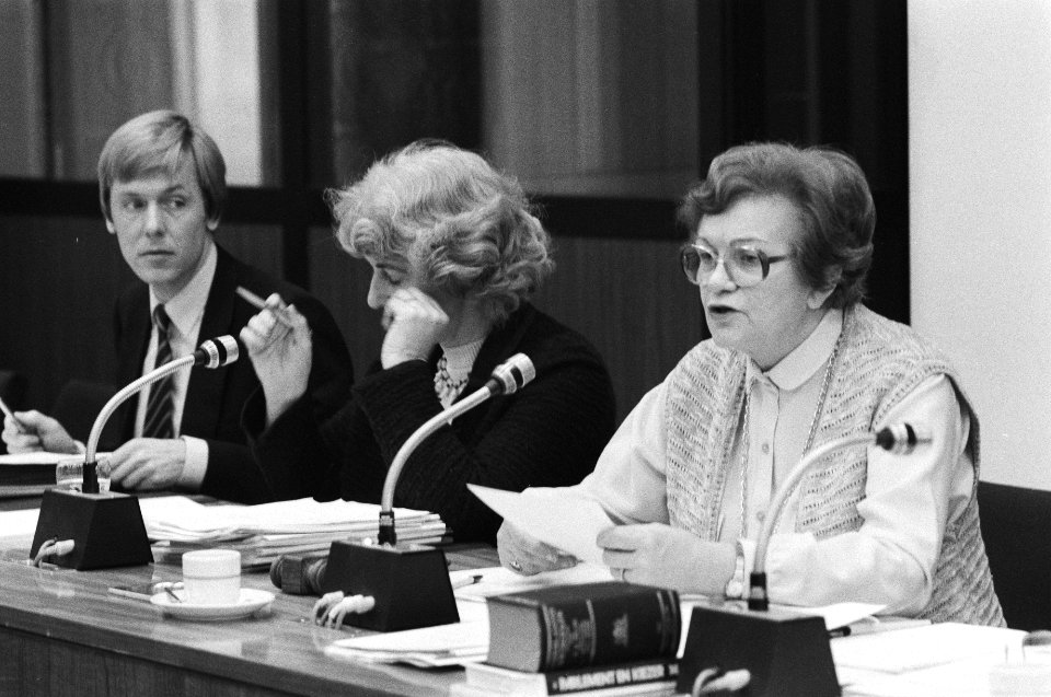 Vergadering vaste commissie Volksgezondheid. Een ambtenaar, Gardeniers, Cornelis, Bestanddeelnr 932-0748