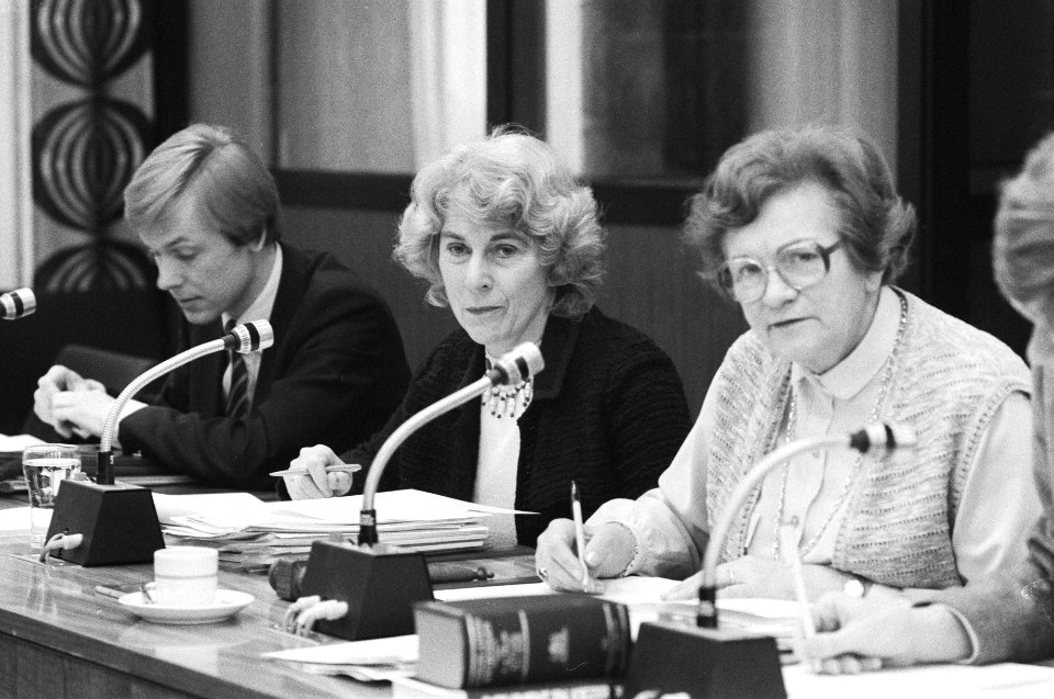 Vergadering vaste commissie Volksgezondheid. Een ambtenaar, Gardeniers, Cornelis, Bestanddeelnr 932-0749