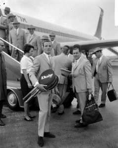 Vertrek Nederlandse deelnemers naar Maccabiade in Tel Aviv links Tom Okker, Bestanddeelnr 918-0908