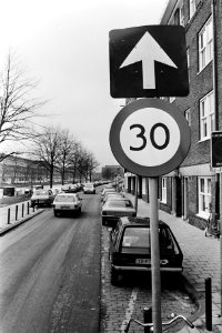 Verkeersbord 30 km in Amsterdam, Bestanddeelnr 932-5532