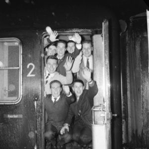 Vertrek Nederlandse schaatenrijders naar Noorwegen De rijders in de trein, Bestanddeelnr 913-2471