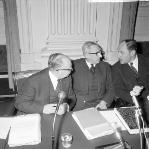 Verdrag met Bonn in Tweede Kamer . Gesprek ministers Korthals, De Quay en Luns., Bestanddeelnr 914-8354