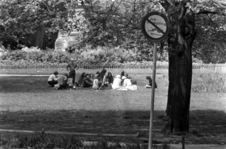 Verbodsborden, grasvelden, jongeren, parken, Bestanddeelnr 927-9320