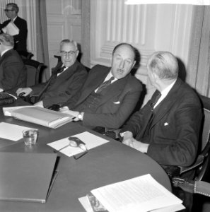 Verdrag met Bonn in Tweede Kamer . Gesprek leden KVP-fractie v.l.n.r. De Quay en, Bestanddeelnr 914-8351