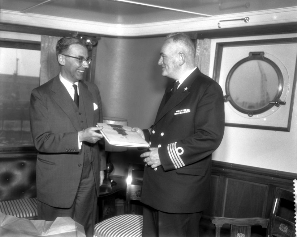 Verbouwde Johan van Oldenbarnevelt gaat op eerste wereldreis. Burgemeester Van, Bestanddeelnr 910-2681
