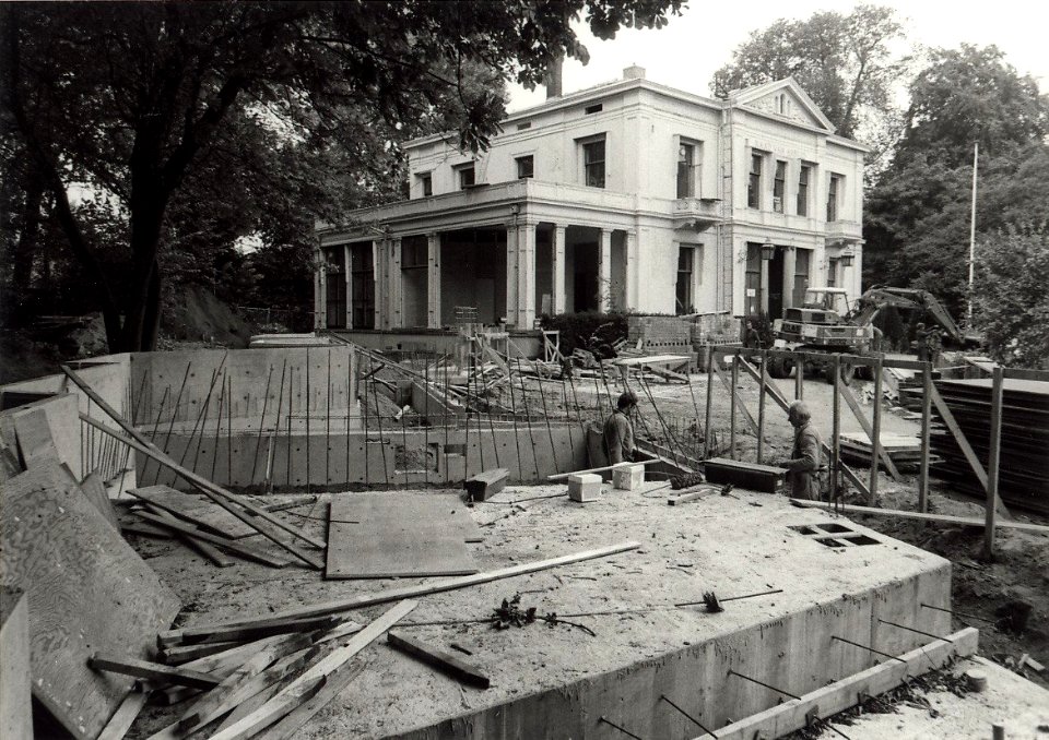Verbouwing en nieuwbouw bij de Raad van Arbeid. Aangekocht in 1979 van United Photos de Boer bv. - Negatiefnummer 18458 k 33 A. - Gepubliceerd in het Haarlems Dagblad van 27.09.1979, NL-HlmNHA 1478 25900 K 38
