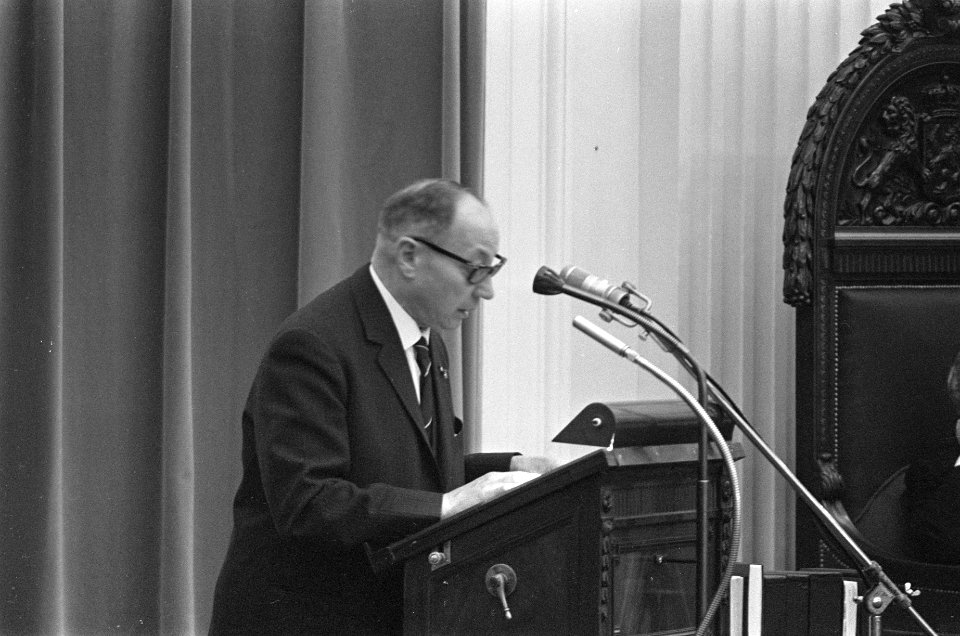 Verdrag met Bonn in Tweede Kamer . Jos Maenen (KVP) in de lange rij der sprekers, Bestanddeelnr 914-8342