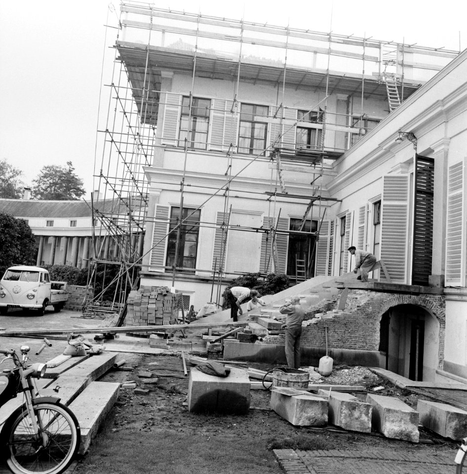 Verbouwing aan voorkant van Paleis Soestdijk , mag niet gepubliceerd worden, Bestanddeelnr 924-9977