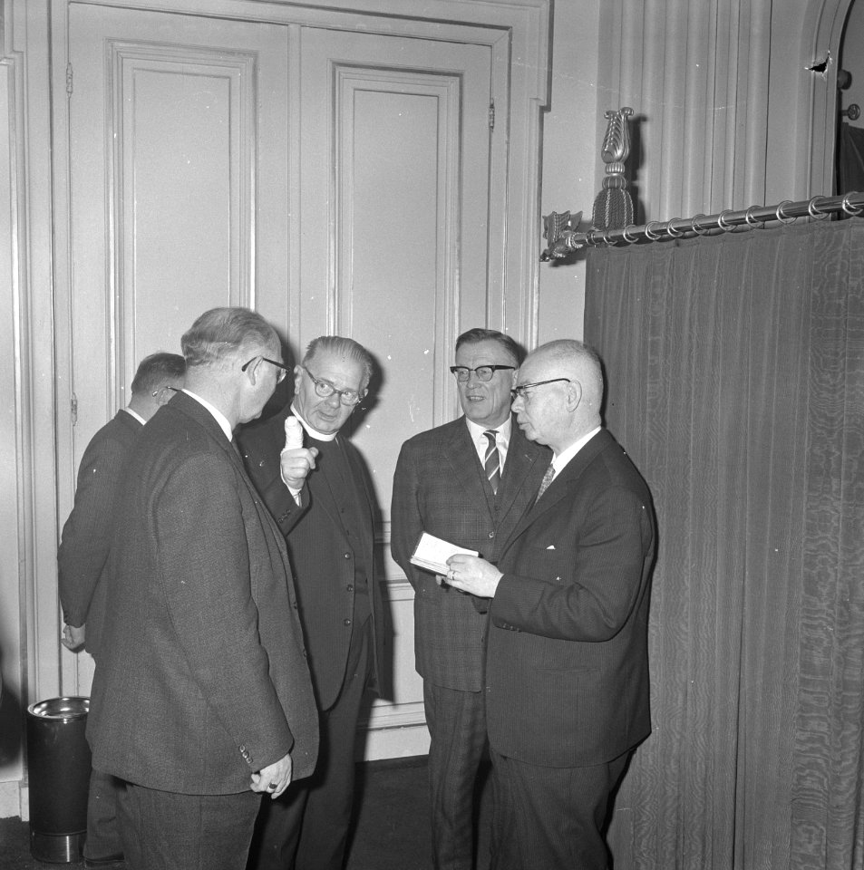Verdrag met Bonn in Tweede Kamer . Gesprek leden KVP-fractie v.l.n.r. Engelberti, Bestanddeelnr 914-8348