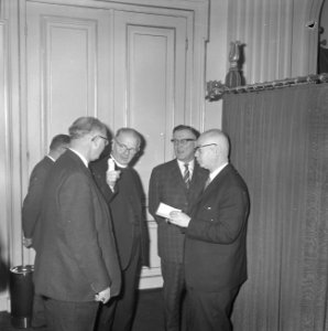 Verdrag met Bonn in Tweede Kamer . Gesprek leden KVP-fractie v.l.n.r. Engelberti, Bestanddeelnr 914-8348