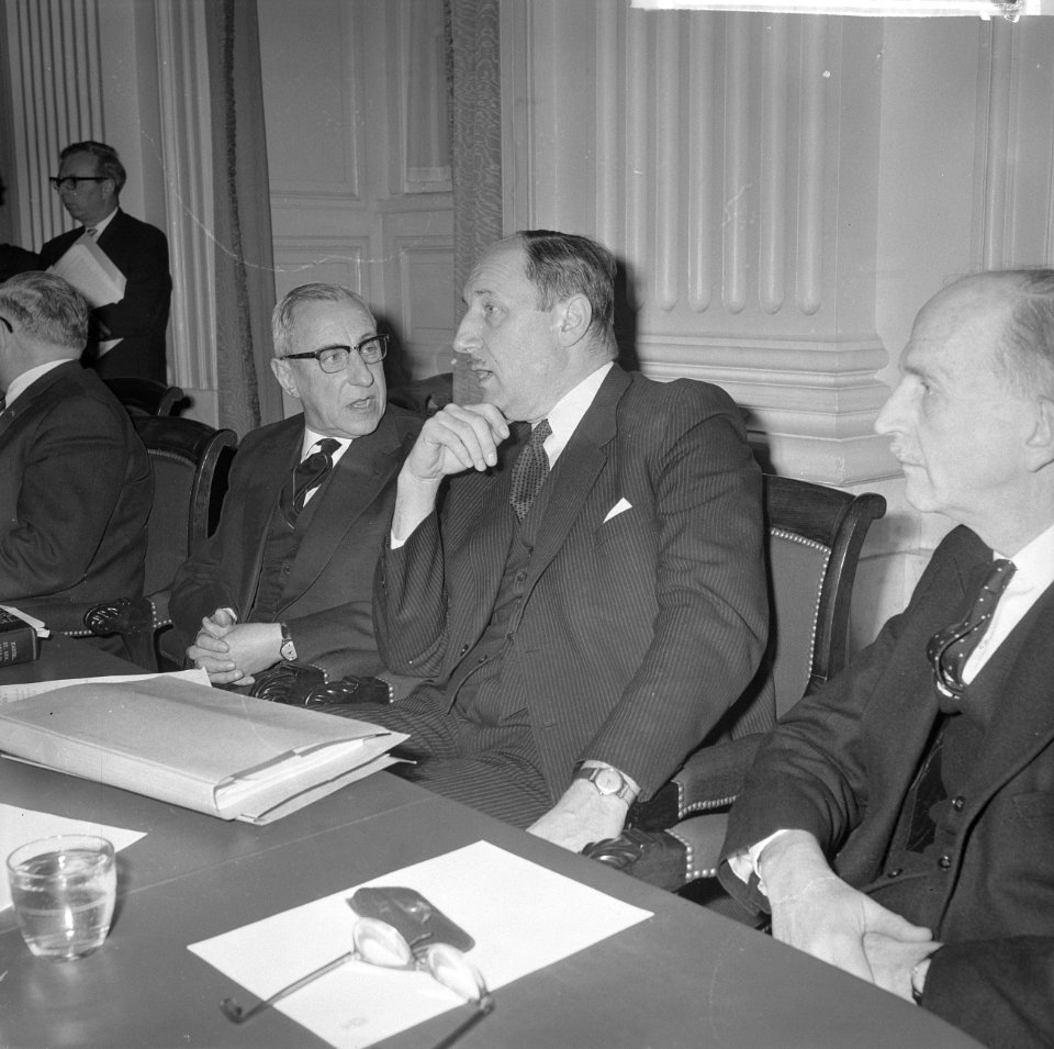 Verdrag met Bonn in Tweede Kamer Minister-president De Quay (links) en minister, Bestanddeelnr 914-8346