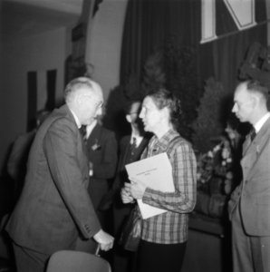 Vergadering van de Nederlandse Volksbeweging (NVB) W Schermerhorn in gesprek m, Bestanddeelnr 900-7755