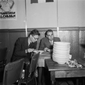 Vergadering van de Nederlandse Volksbeweging (NVB) Twee mannen eten soep, Bestanddeelnr 900-7749