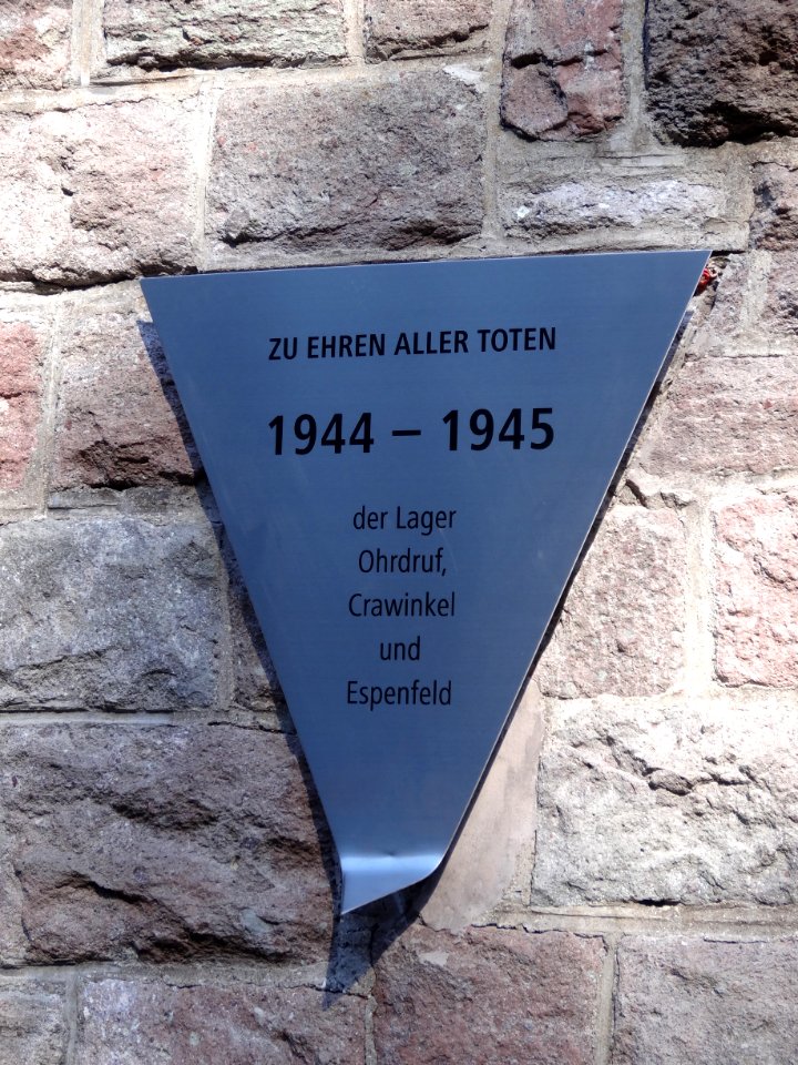 Verbogene Tafel der Gedenkstätte Jonastal, Thüringen