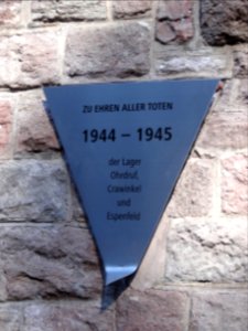 Verbogene Tafel der Gedenkstätte Jonastal, Thüringen