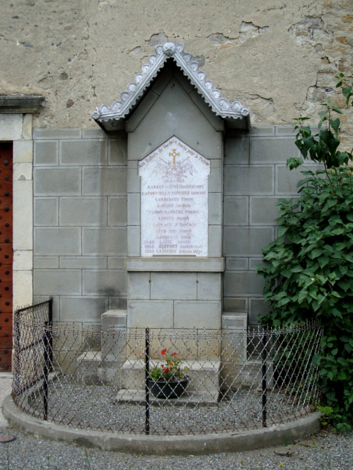 Verdets (Pyr-Atl, Fr) monument aux morts