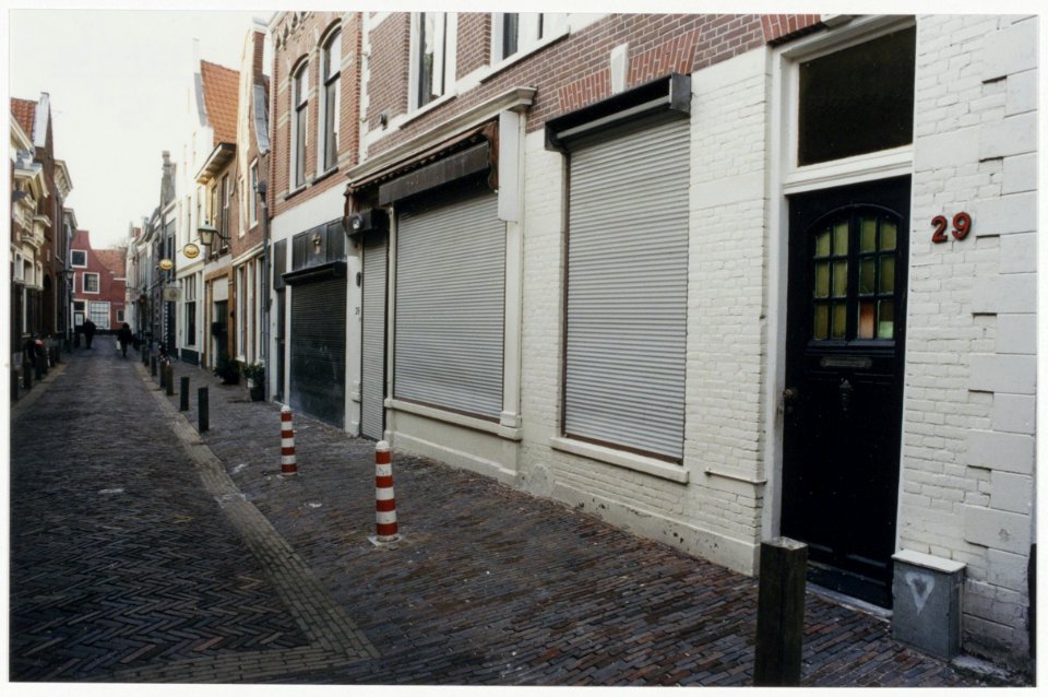 Verbouw bordeel stilgelegd. De rolluiken blijven voorlopig stevig op slot. NL-HlmNHA 54036371