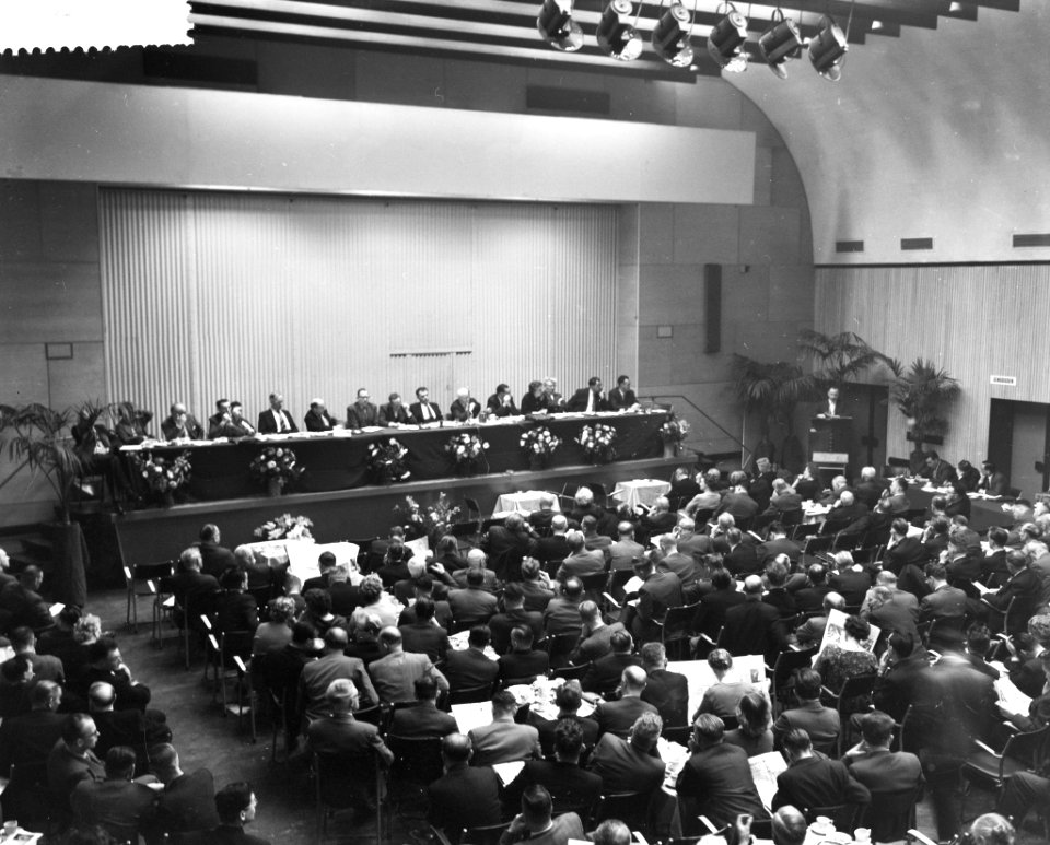 Vergadering van de Nederlandse Ondernemers Vereniging in Krasnapolski te Amsterd, Bestanddeelnr 910-9012