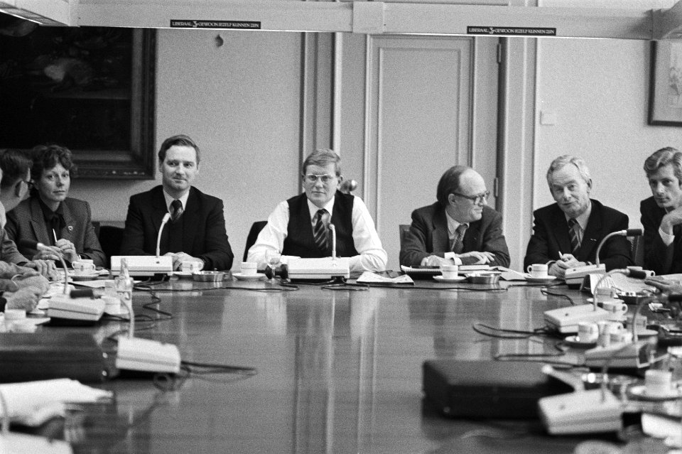 Vergadering VVD-Tweede Kamerfractie in het midden Hans Wiegel, Bestanddeelnr 931-7450