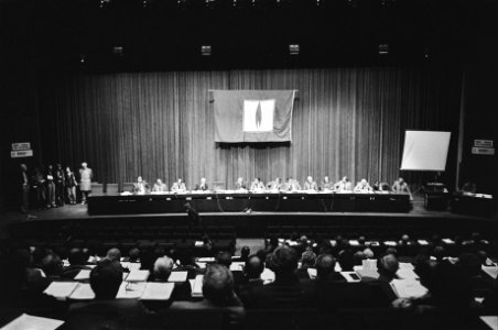 Vergadering VEGIN (Vereniging Exploitanten Gasbedrijven in Nederland) in Jaarbeurs te Utrecht over prijsstijging van aardgas, Bestanddeelnr 931-5495