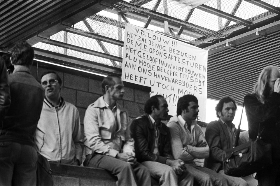 Vergadering van stakers op het Afrikaanderplein stakers zittend voor een spando, Bestanddeelnr 930-4327