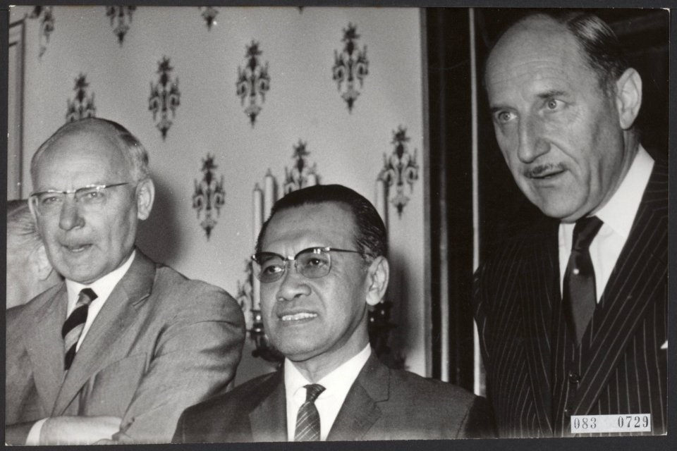 Vergaderingen, ministers, buitenlandse betrekkingen, Buono Hamengkoe, Luns, JA, Bestanddeelnr 083-0729