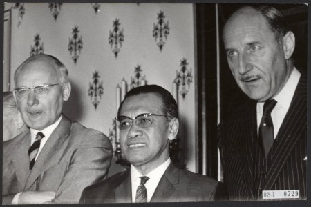 Vergaderingen, ministers, buitenlandse betrekkingen, Buono Hamengkoe, Luns, JA, Bestanddeelnr 083-0729