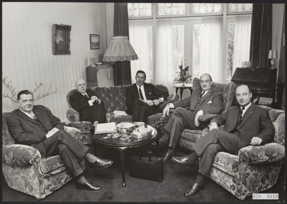 Vergaderingen, kabinetsformaties, huiskamers, Beel, Louis, Toxopeus, Edzo, Bestanddeelnr 050-0810