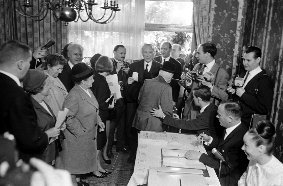 Verkiezingen in Duitsland, Adenauer brengt zijn stem uit, Rhondorf, Bestanddeelnr 918-2048