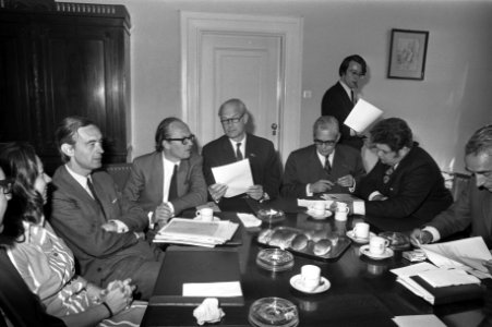 Vergadering VVD-ministers en VVD-fractie i.v.m. aftreden DS70 Ministers, v.l.n.r, Bestanddeelnr 925-7464