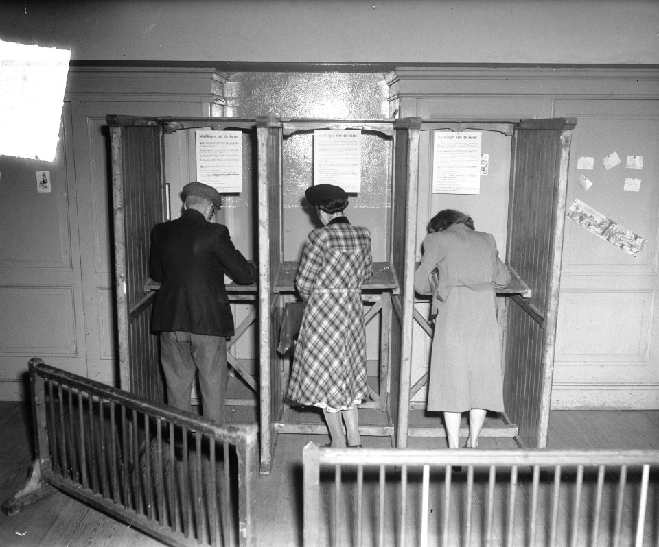 Verkiezingen in Amsterdam. Man en 2 vrouwen, Bestanddeelnr 903-4411