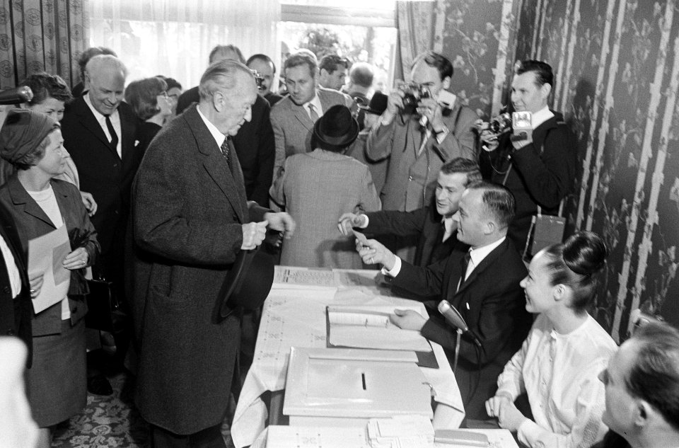 Verkiezingen in Duitsland, Adenauer brengt zijn stem uit, Rhondorf, Bestanddeelnr 918-2052