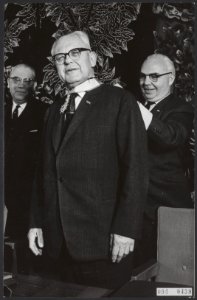Vergaderingen, afscheid, voorzitters, decoraties, ministers, Veldkamp A., Bestanddeelnr 094-0439
