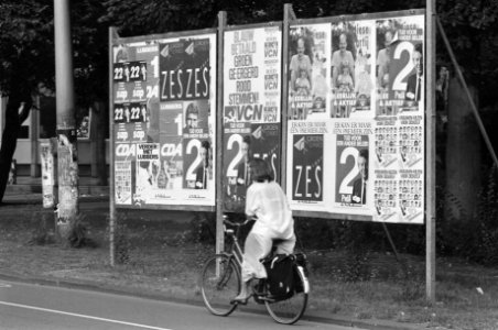 Verkiezingsaffiches op een aanplakbord in Amsterdam i.v.m. de parlementsverkiezi, Bestanddeelnr 934-4914