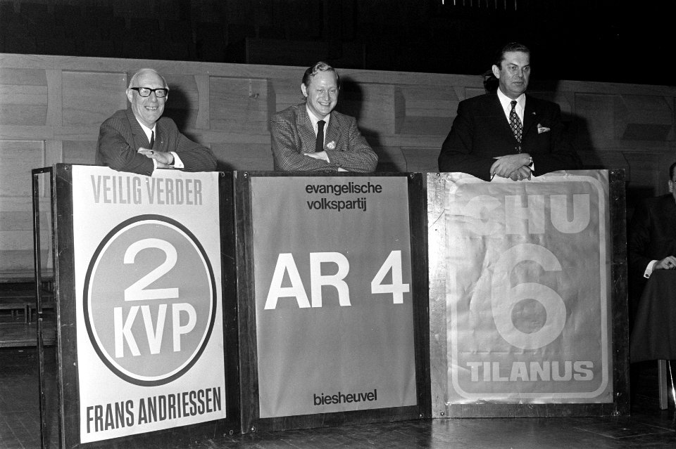 Verkiezingsbijeenkomst ARP, KVP, CHU in Rotterdam, achter de verkiezingsaffiches, Bestanddeelnr 926-0066