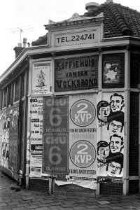 Verkiezings-affiches op dichtgespijkerd koffiehuis in Amsterdam, Bestanddeelnr 926-0297