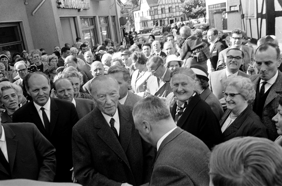 Verkiezingen in Duitsland, Adenauer brengt zijn stem uit, Rhondorf, Bestanddeelnr 918-2051