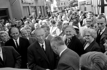 Verkiezingen in Duitsland, Adenauer brengt zijn stem uit, Rhondorf, Bestanddeelnr 918-2051