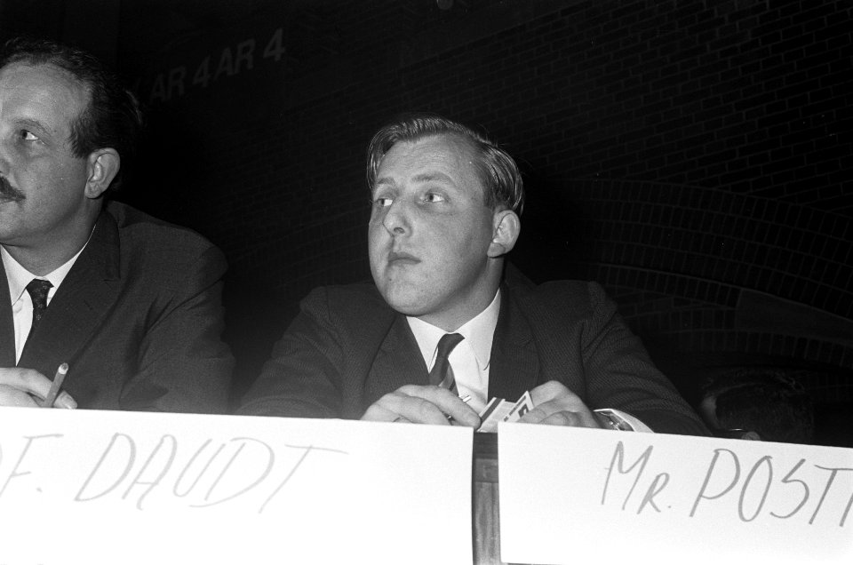 Verkiezings Teach-in in Koopmansbeurs van ASVA, 12 mr. Postma , 13 mr. Cammetbee, Bestanddeelnr 920-0565