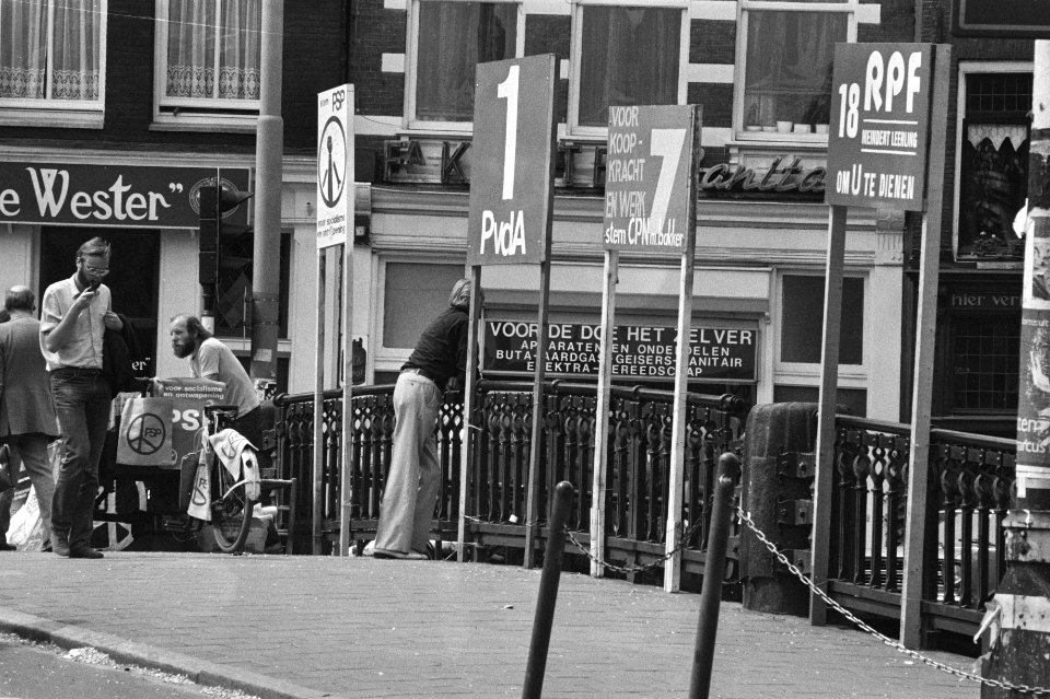 Verkiezingsborden in verband met de verkiezingen van 26 mei a.s. op een van de Amsterdamse bruggen, Bestanddeelnr 931-4964