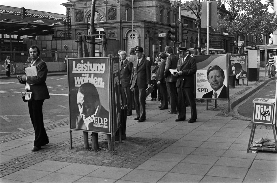 Verkiezingsborden in Bonn (BRD) in verband met bondsdagverkiezingen op drie okto, Bestanddeelnr 928-7870