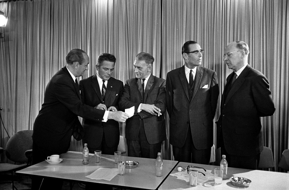 Verkiezingen Rijnmond, v.l.n.r. Toxopeus, Marijnen, Roolvink Aalbers en minister, Bestanddeelnr 917-8327